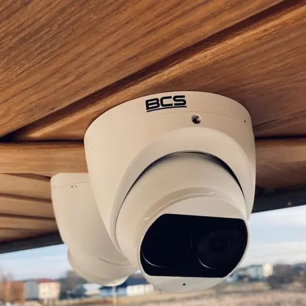 Kamera BCS pod drewnianą podbitką