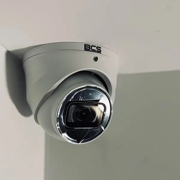 Kamera BCS w narożniku pod sufitem