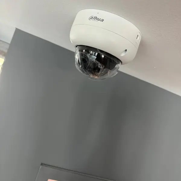 Kamera kopułkowa Dahua nad wejściem