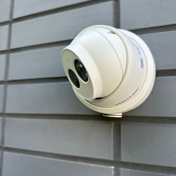 Kamera Hikvision na szarej elewacji