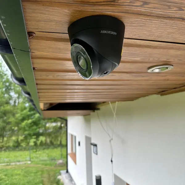 Kamera Hikvision pod okapem, widok na posesję
