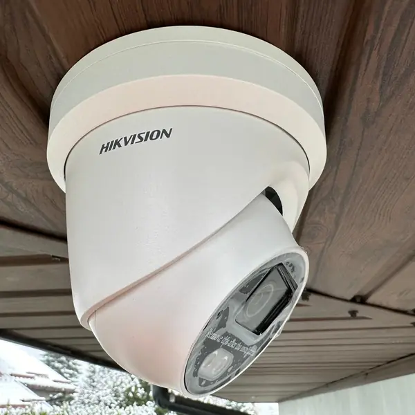 Kamera Hikvision pod okapem dachu