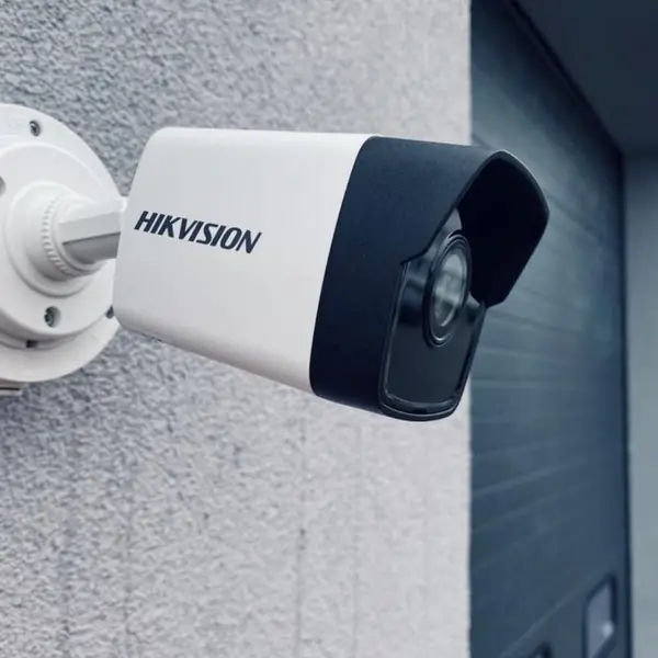 Kamera tubowa Hikvision na elewacji