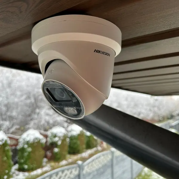 Kamera Hikvision zimą, z widokiem na ogród
