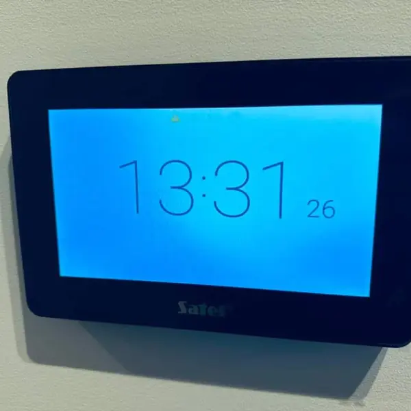 Panel dotykowy Satel na ścianie