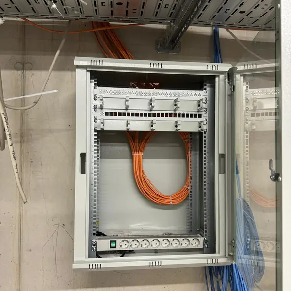 Szafa rack w pomieszczeniu technicznym