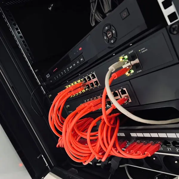 Szafa rack z rejestratorem i uporządkowanym okablowaniem